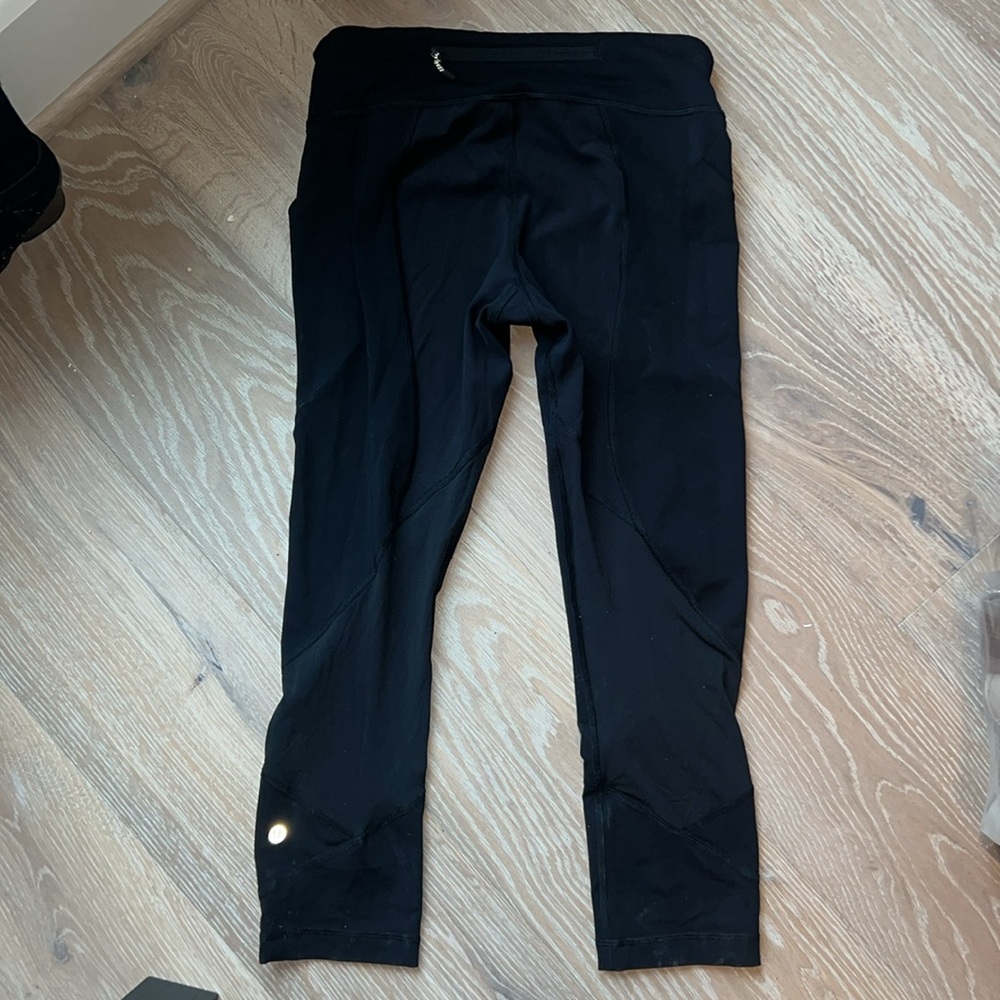 Lululemon Capri Leggings with Side though pockets and Leg detail
